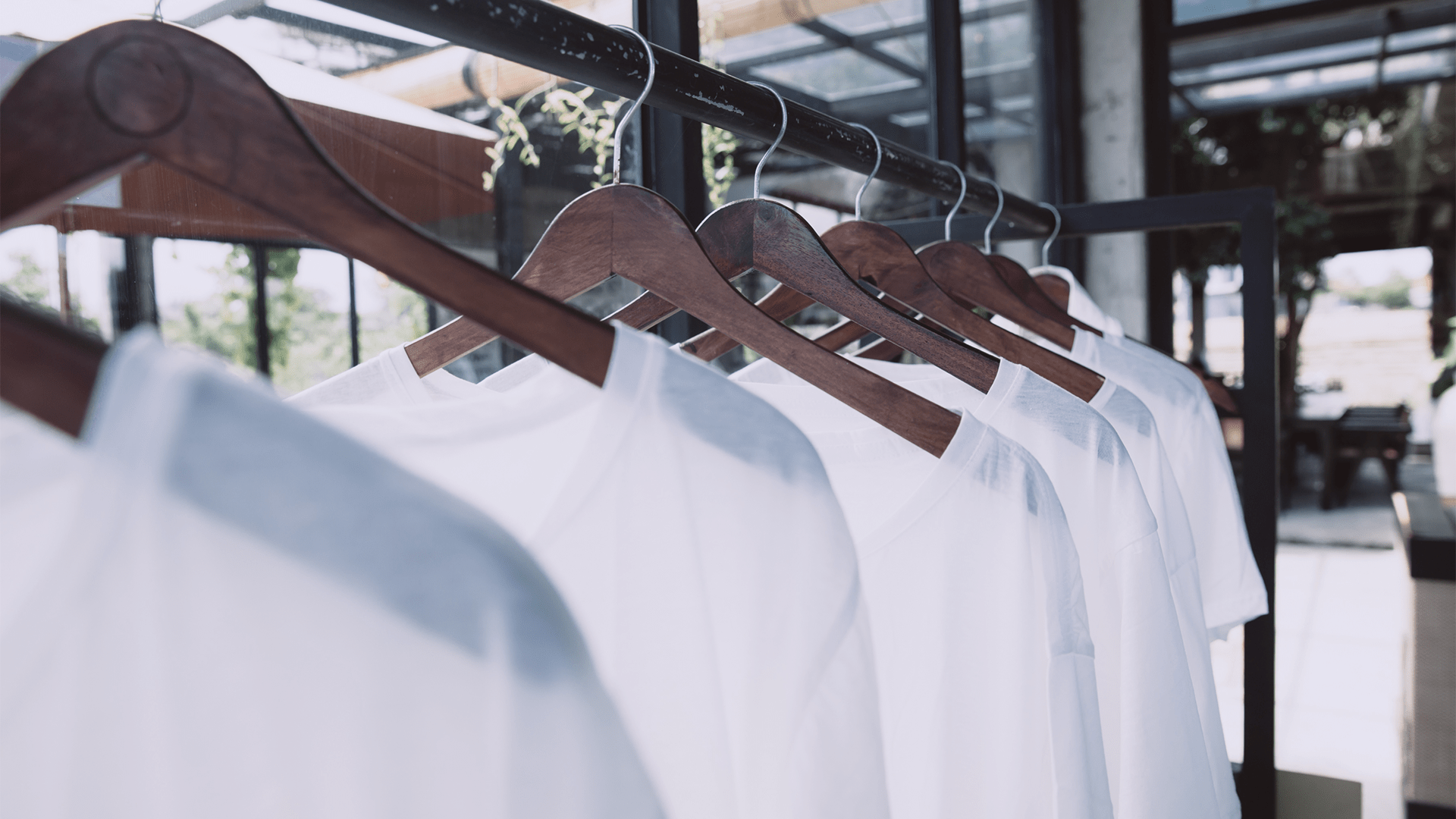 Beyaz Tişörtler ile Hangi Parçalar Kombinlenmeli?