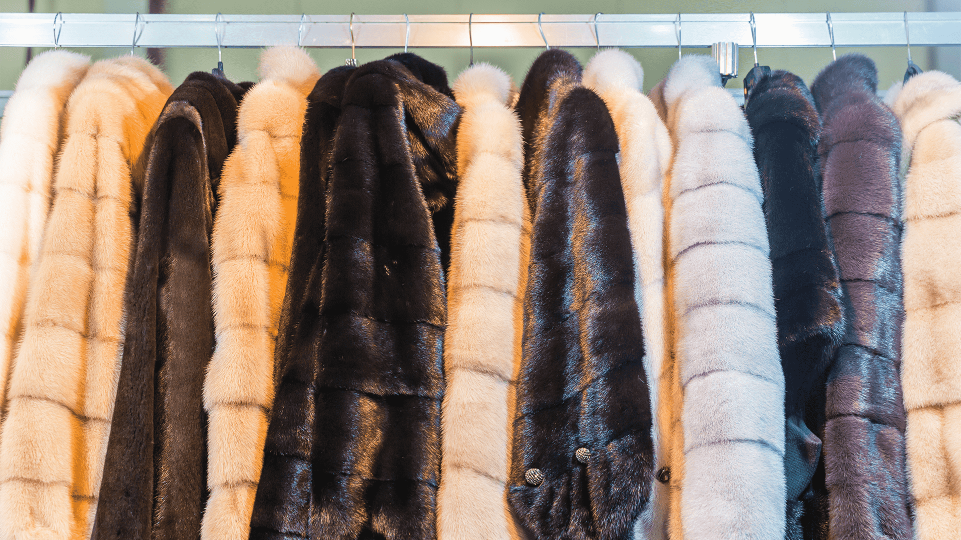 “Mob Wife” Trendi Nedir? Feminen Gücü Yansıtan Kürk Kaban Stili