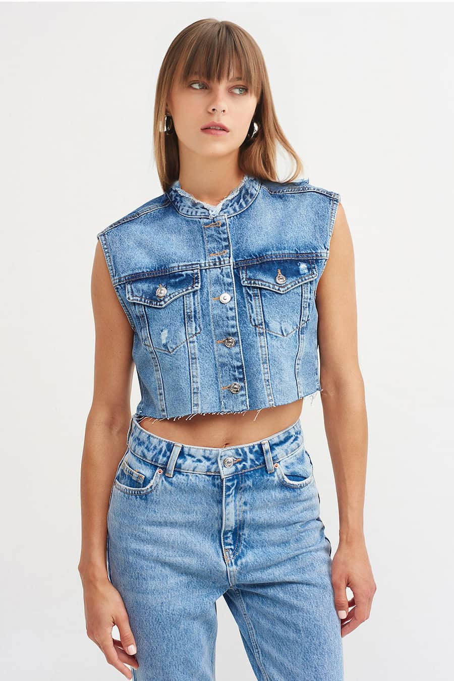 Mevsim Geçişlerinin Kurtarıcısı: Yelek ile Stil Sahibi Görünüm