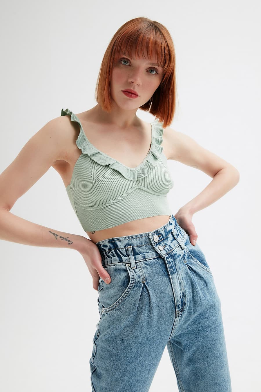 Crop Modasında Yeni Dönem: Midi Crop Üstlerle Modern Görünümler